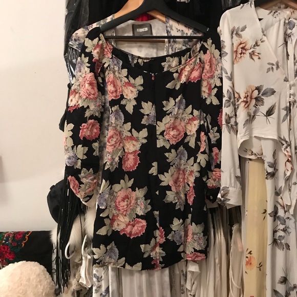 ❌SOLD❌ Reformation Casanova Off Shoulder Dress 2 - Picture 7 of 8